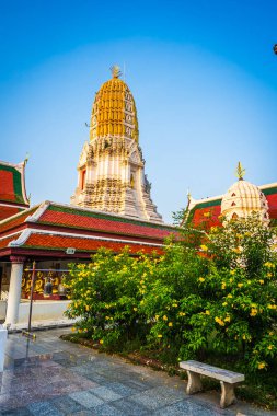 Tapınak Wat Phra Si Rattana Mahathat 'da sallanıyor. Wat Yai bir Budist tapınağı olarak da bilinir. Tayland' ın Phitsanulok şehrinde büyük bir turisttir..