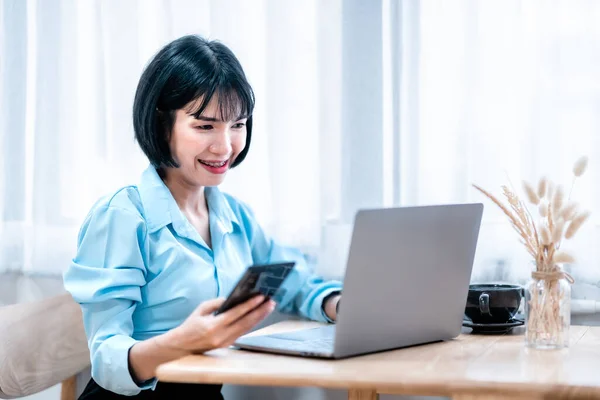 Mit Zahnspange Lächeln Asiatische Freiberufler Geschäftsfrau Schreibt Nachricht Auf Smartphone — Stockfoto