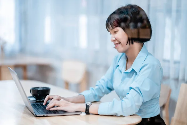 Lächeln Mit Zahnspangen Asiatischer Freiberufler Geschäftsfrau Die Lässig Mit Laptop — Stockfoto