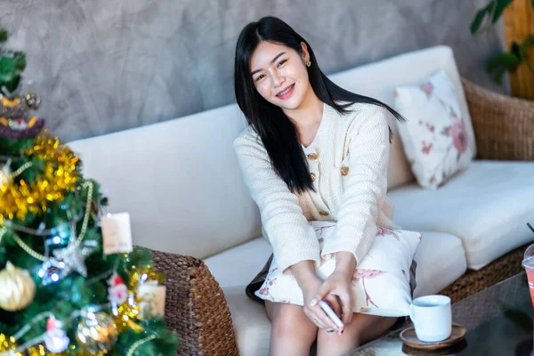 미소아름다운 아시아인 소파에 장식을 크리스마스 Mas 열리는 휴일에 집에서 안이나 — 스톡 사진