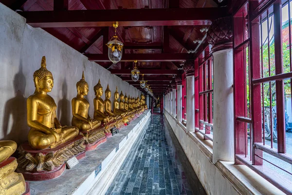 Antiguo Buda Oro Hermoso Muchas Estatuas Wat Phra Rattana Mahaque —  Fotos de Stock