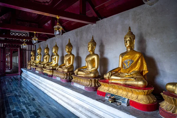 Старый Красивый Золотой Будда Многие Статуи Ват Пхра Раттана Маха — стоковое фото