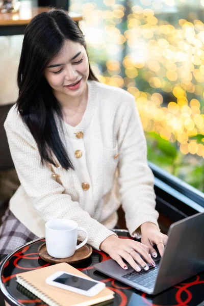 Porträt Freiberufler Schöne Positive Lächeln Junge Asiatische Frau Online Arbeiten — Stockfoto