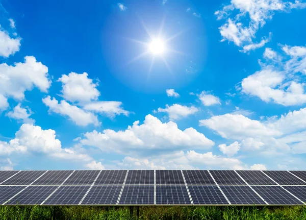 Panel Energía Solar Fotovoltaica Sobre Dramático Atardecer Cielo Azul Fondo — Foto de Stock