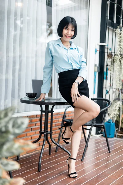 Porträt Lächeln Mit Zahnspange Asiatischer Freiberufler Geschäftsfrau Mit Blauem Hemd — Stockfoto