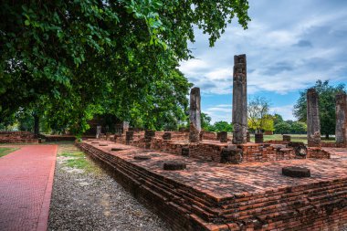 SRI SUKHOT tapınağındaki antik Budist figürleri Chan Sarayı 'ndaki eski bir Budist tapınağıdır ve Tayland' ın Phitsanulok şehrinde önemli bir turistik merkezdir..