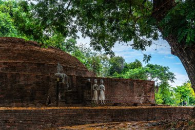 SRI SUKHOT tapınağındaki antik Budist figürleri Chan Sarayı 'ndaki eski bir Budist tapınağıdır ve Tayland' ın Phitsanulok şehrinde önemli bir turistik merkezdir..