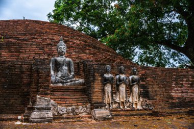 SRI SUKHOT tapınağındaki antik Budist figürleri Chan Sarayı 'ndaki eski bir Budist tapınağıdır ve Tayland' ın Phitsanulok şehrinde önemli bir turistik merkezdir..
