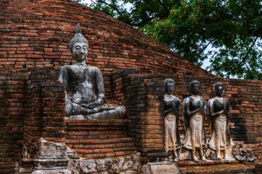 SRI SUKHOT tapınağındaki antik Budist figürleri Chan Sarayı 'ndaki eski bir Budist tapınağıdır ve Tayland' ın Phitsanulok şehrinde önemli bir turistik merkezdir..