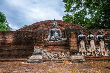 SRI SUKHOT tapınağındaki antik Budist figürleri Chan Sarayı 'ndaki eski bir Budist tapınağıdır ve Tayland' ın Phitsanulok şehrinde önemli bir turistik merkezdir..