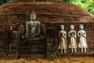 SRI SUKHOT tapınağındaki antik Budist figürleri Chan Sarayı 'ndaki eski bir Budist tapınağıdır ve Tayland' ın Phitsanulok şehrinde önemli bir turistik merkezdir..