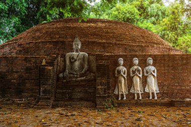 SRI SUKHOT tapınağındaki antik Budist figürleri Chan Sarayı 'ndaki eski bir Budist tapınağıdır ve Tayland' ın Phitsanulok şehrinde önemli bir turistik merkezdir..