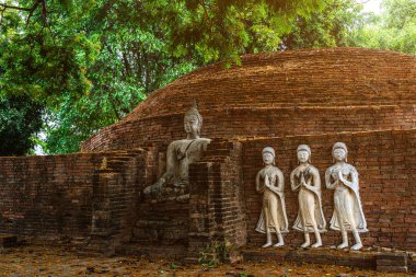 SRI SUKHOT tapınağındaki antik Budist figürleri Chan Sarayı 'ndaki eski bir Budist tapınağıdır ve Tayland' ın Phitsanulok şehrinde önemli bir turistik merkezdir..