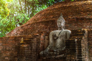 SRI SUKHOT tapınağındaki antik Budist figürleri Chan Sarayı 'ndaki eski bir Budist tapınağıdır ve Tayland' ın Phitsanulok şehrinde önemli bir turistik merkezdir..