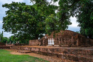 SRI SUKHOT tapınağındaki antik Budist figürleri Chan Sarayı 'ndaki eski bir Budist tapınağıdır ve Tayland' ın Phitsanulok şehrinde önemli bir turistik merkezdir..