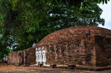 SRI SUKHOT tapınağındaki antik Budist figürleri Chan Sarayı 'ndaki eski bir Budist tapınağıdır ve Tayland' ın Phitsanulok şehrinde önemli bir turistik merkezdir..