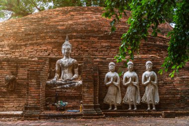 SRI SUKHOT tapınağındaki antik Budist figürleri Chan Sarayı 'ndaki eski bir Budist tapınağıdır ve Tayland' ın Phitsanulok şehrinde önemli bir turistik merkezdir..