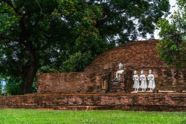 SRI SUKHOT tapınağındaki antik Budist figürleri Chan Sarayı 'ndaki eski bir Budist tapınağıdır ve Tayland' ın Phitsanulok şehrinde önemli bir turistik merkezdir..