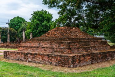 SRI SUKHOT tapınağındaki antik Budist figürleri Chan Sarayı 'ndaki eski bir Budist tapınağıdır ve Tayland' ın Phitsanulok şehrinde önemli bir turistik merkezdir..