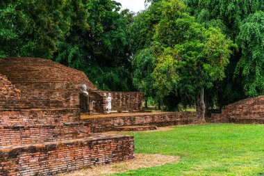 SRI SUKHOT tapınağındaki antik Budist figürleri Chan Sarayı 'ndaki eski bir Budist tapınağıdır ve Tayland' ın Phitsanulok şehrinde önemli bir turistik merkezdir..