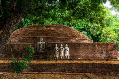 SRI SUKHOT tapınağındaki antik Budist figürleri Chan Sarayı 'ndaki eski bir Budist tapınağıdır ve Tayland' ın Phitsanulok şehrinde önemli bir turistik merkezdir..