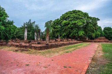 SRI SUKHOT tapınağındaki antik Budist figürleri Chan Sarayı 'ndaki eski bir Budist tapınağıdır ve Tayland' ın Phitsanulok şehrinde önemli bir turistik merkezdir..