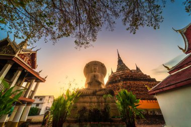 Buda heykeli ve Tayland dilinde Phra Chedi Luang (Tayca: Wat Ratchaburana) Tayland 'ın başkenti Phitsanulok' ta önemli bir turistik merkezdir..