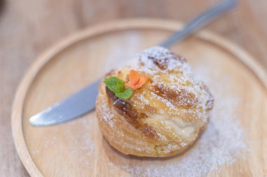 Modern tatlı puff 'lar Choux hamur işi kremalı puf puf' lar (eclairs)