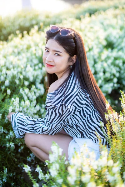 Portrét Asijské Mladá Žena Šťastný Cestovatel Černou Bílou Vzor Šaty — Stock fotografie