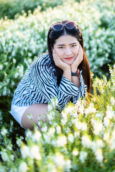 Asyalı Genç Kadın Portresi Siyah Beyaz Desenli Elbisesi Olan Mutlu — Stok fotoğraf
