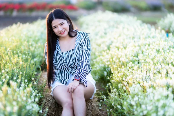 在泰国大自然的花园里 穿着黑白花纹服装的亚洲年轻女子快乐旅行 享受着白花盛开的田野 旅行放松 — 图库照片
