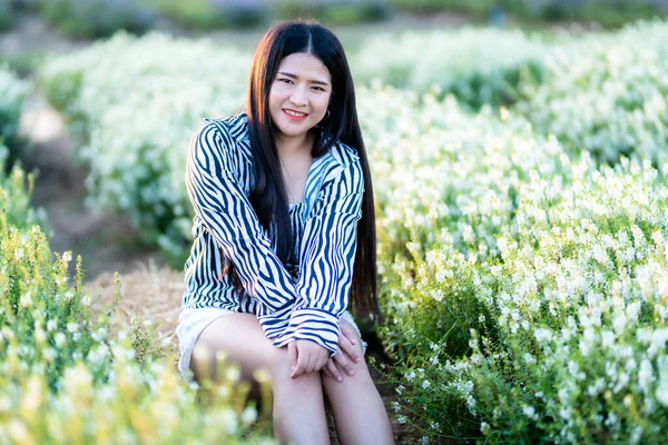 Porträt Der Asiatischen Jungen Frau Glückliche Reisende Mit Schwarz Weißem — Stockfoto