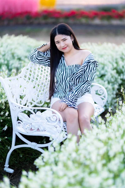 Portrait Der Asiatischen Jungen Frau Glückliche Reisende Mit Schwarz Weißem — Stockfoto