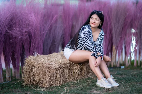 Porträt Der Asiatischen Junge Frau Glücklich Reisenden Mit Schwarz Weißen — Stockfoto