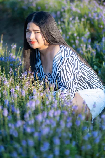 在泰国大自然的花园里 穿着黑白花纹服装的亚洲年轻女子快乐旅行 享受着白花盛开的田野 旅行放松 — 图库照片