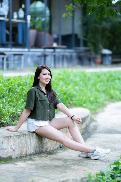 在公园的背景下 一个美丽而快乐的亚洲女性游客身穿浅绿色连衣裙 时尚时尚的嬉皮士 夏日阳光灿烂的生活方式在户外街道上的肖像 — 图库照片