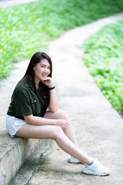 Güzel Mutlu Asyalı Kadın Gezginin Portresi Kahverengimsi Yeşil Elbise Şık — Stok fotoğraf