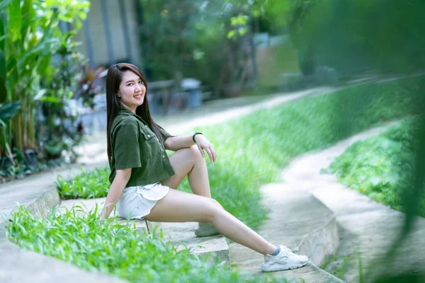 Retrato Bela Mulher Asiática Feliz Viajante Vestindo Vestido Verde Acastanhado — Fotografia de Stock