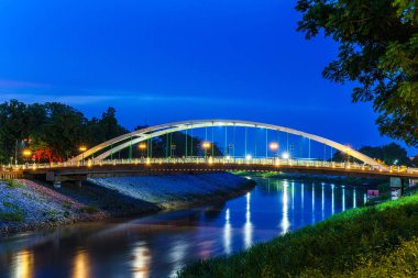 Nan Nehri üzerindeki Light Chan Sarayı Köprüsü (Wat Phra Si Rattana Mahathat - Chan Sarayı) New Landmark Büyük bir turisttir Phitsanulok, Tayland, Twilight Sunset.