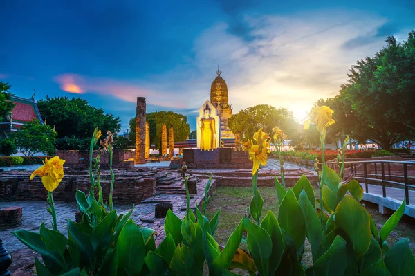 Wat Phra Si Rattana Mahathat 'daki eski Buda heykeli, halk arasında Wat Yai olarak da anılır, bir Budist tapınağıdır (wat)..