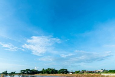 güzel hava atmosferi parlak mavi gökyüzü arkaplan soyut beyaz bulutlu berrak doku.