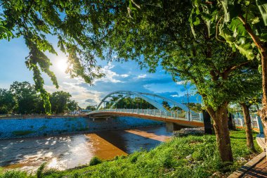 Chan Sarayı Köprüsü, Nan Nehri üzerinde, Chan Sarayı Köprüsü. Gökyüzü mavi arka plan. New Landmark.