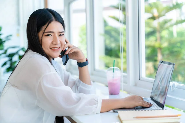 Glad Över Asiatisk Frilans Människor Företag Kvinnlig Talar Ringa Samtal — Stockfoto