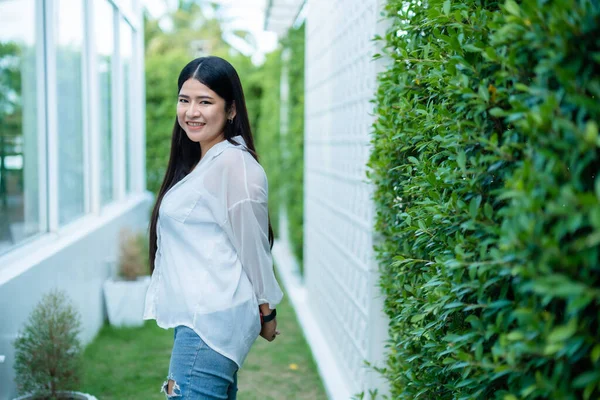 Modern Portrait Beautiful Happy Asian Woman Traveler Wearing Smartwatch Wearing — Stock Photo, Image