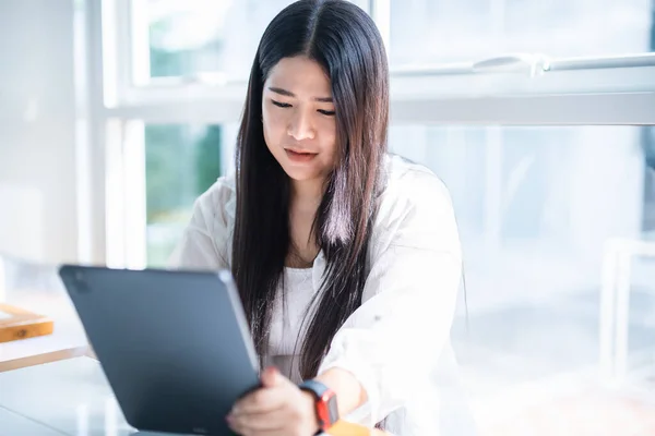 Asiatiska Frilansande Människor Företag Kvinnlig Bär Smartwatch Prata Gör Med — Stockfoto