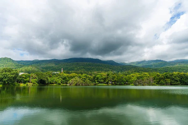 昂考清迈大学的一个公共场所休闲旅游景观湖景 多伊苏瑟普自然森林山景春云天背景白云 — 图库照片