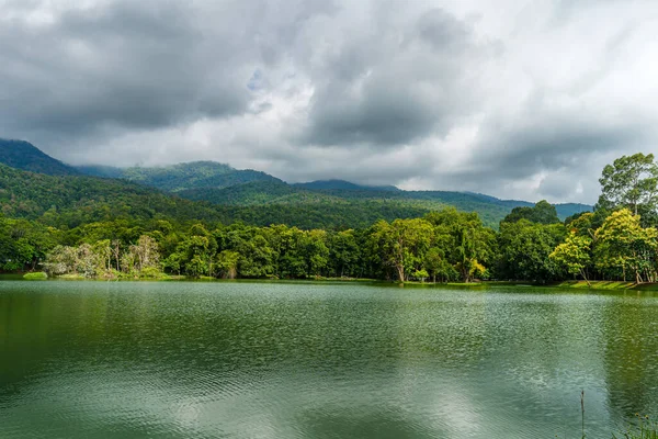 公共の場所レジャー旅行風景湖の景色アン チェンマイ大学と土井サップ自然林山の景色春の曇天の背景と白い雲 — ストック写真