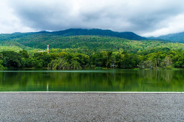 公共の場所レジャー旅行アスファルト黒灰色の道路景観湖の景色チェンマイで自然の中で 土肥サテップの森山の景色春の青空の背景と白い雲 — ストック写真