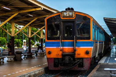 Tayland 'daki Phitsanulok Tren İstasyonu' na geleneksel toplu taşıma Tayland tarzı dizel tren yaklaşıyor.