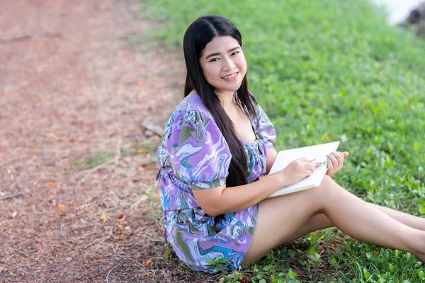 Happy Relaxing Portrait Der Freiberuflerin Asiatische Frau Tragen Lila Kleid — Stockfoto